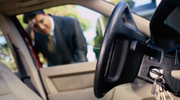 Потеряли ключи от Вашей машины или закрыли ключи в середине автомобиля?